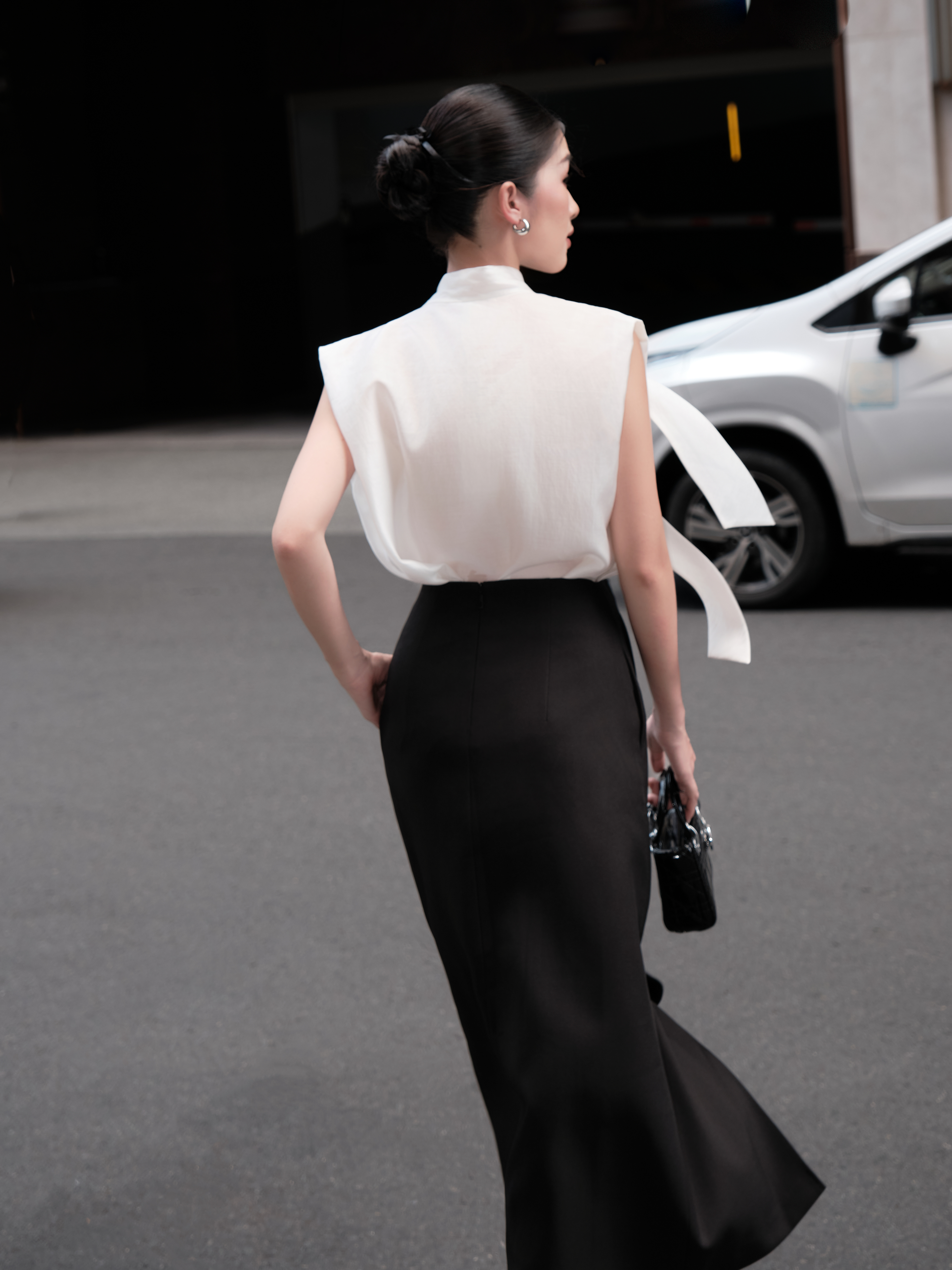Chân váy midi đính cúc thân trước